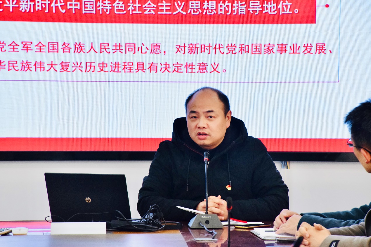 人坐在桌子前

中度可信度描述已自动生成