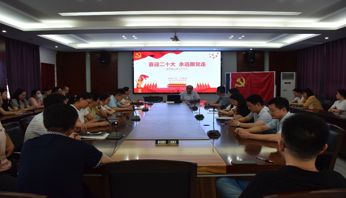 人们在看台上的人在餐厅里

中度可信度描述已自动生成