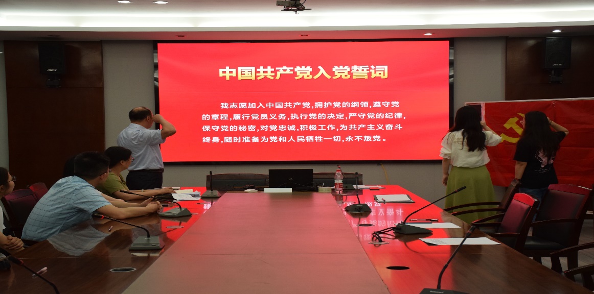 会议室里的人们

描述已自动生成