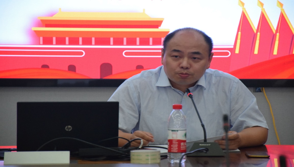 男人坐在桌子前

描述已自动生成