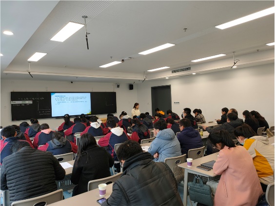 会议室里的人们

描述已自动生成