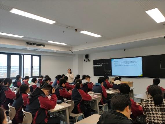 会议室里的人们

描述已自动生成