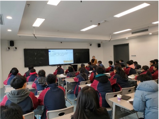 会议室里的人们

描述已自动生成