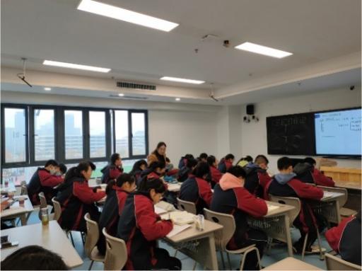 会议室里的人们

描述已自动生成