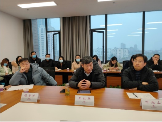 一群人坐在桌子前

描述已自动生成