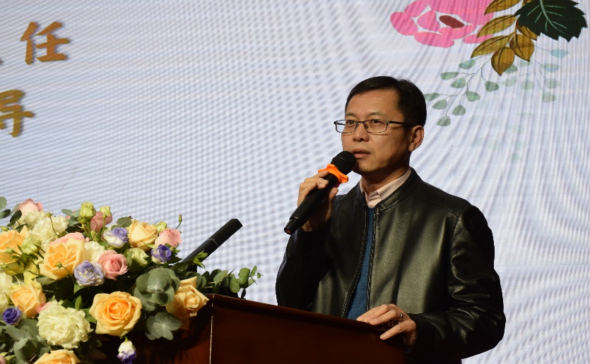 人手上拿着花

描述已自动生成